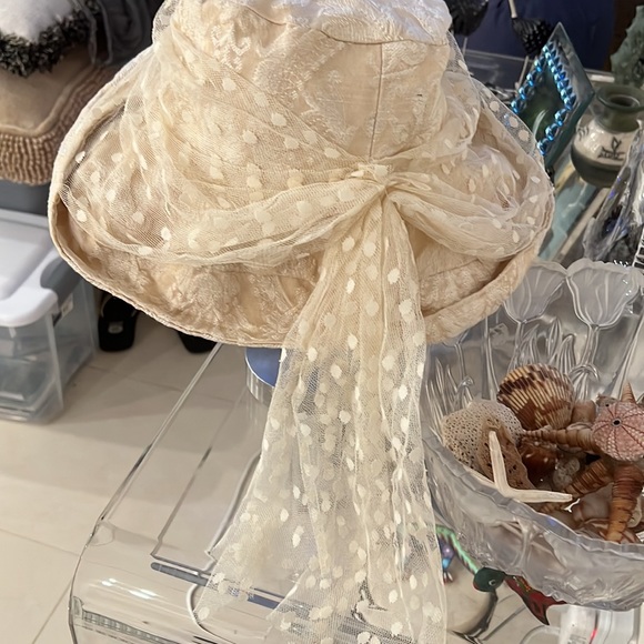 Vintage hat that looks and feels new. Damask cotton/linen with netting. Average - Picture 4 of 11